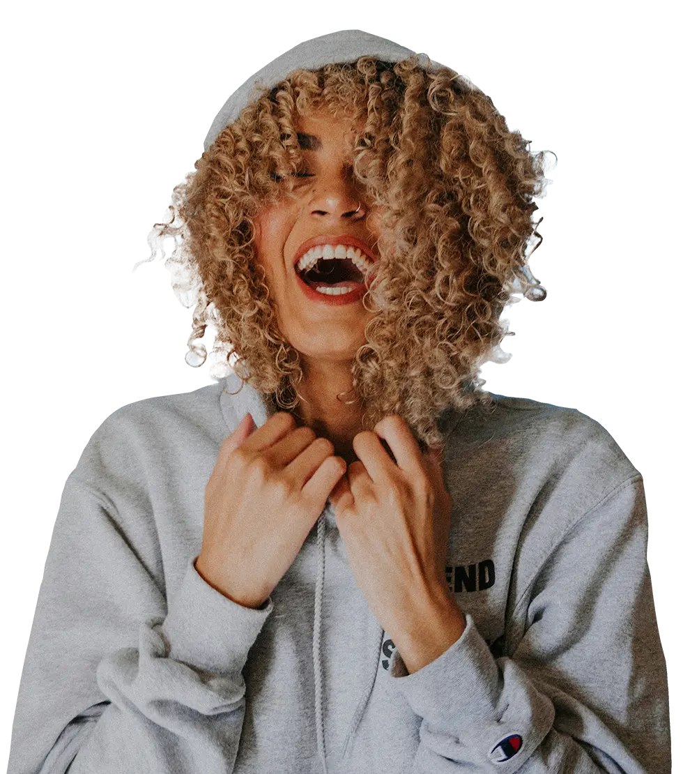 Person mit Hoodie ist am lachen