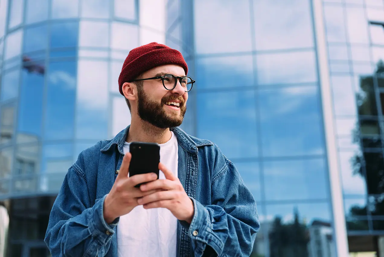 Person mit Smartphone in der Hand